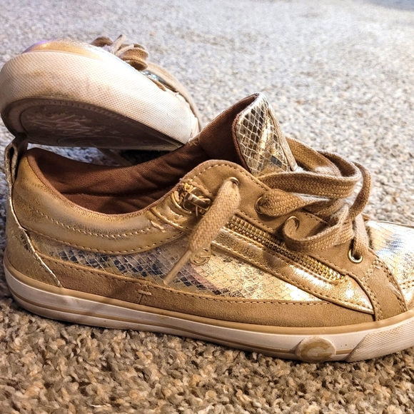 Size 8 1/2M Gently Used Gold Zipper Guess Tennis Shoes - Worn Twice - Picture 1 of 5